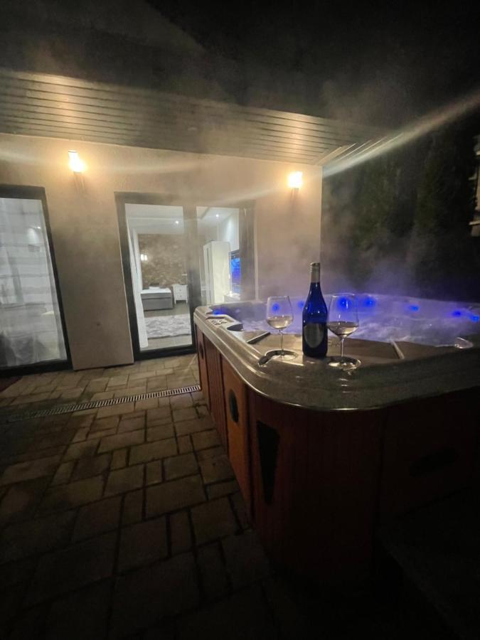 Malibu Apartman & Jacuzzi Miskolc Exterior photo