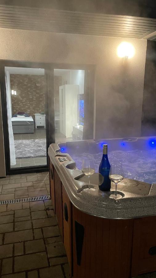 Malibu Apartman & Jacuzzi Miskolc Exterior photo